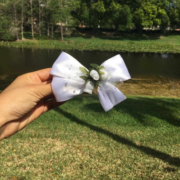 White Rose Bow - Picture 1 of 5